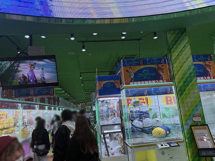 ユーズランド 越谷店 筐体上の看板で景品が遠くからでも分かる
